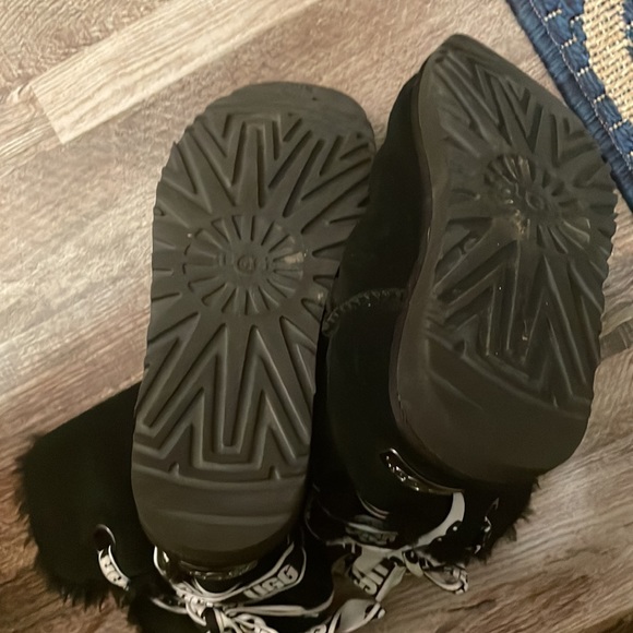 Ugg boots with metal plate. Size 7 Women. Good used condition. Offers welcome. - Picture 5 of 7